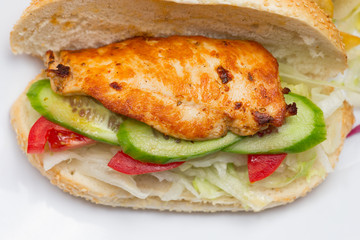 Sandwich mit Huhn und Pommes