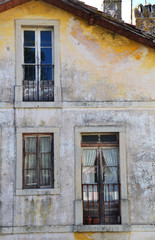 Fototapeta na wymiar Detail of an old big abandoned house in Sintra