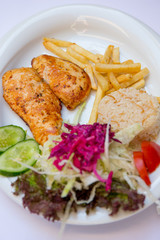 Hähnchen Filet mit Reis, Kartoffeln und Salat