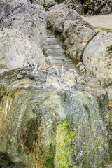 Brunnen mit Bachlauf