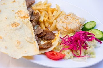 Döner mit Pommes und Fladen