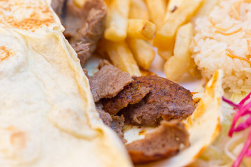 Döner mit Pommes und Fladen