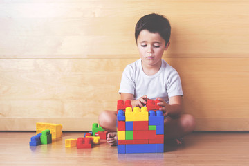 niño jugando con bloques de colores