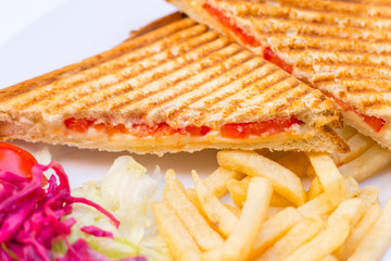 Toast mit Pommes