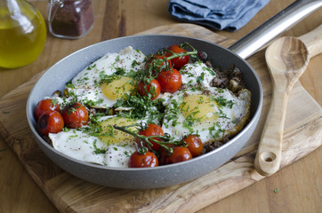 Braised eggs with minced lamb and tomatoes