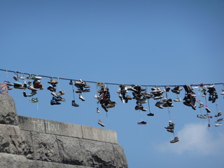 Schuhe hängen an Seil in der Luft