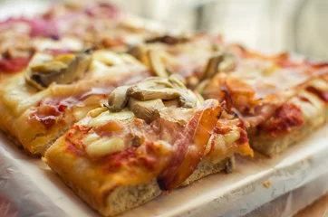 Photo sur Plexiglas Pizzeria pizza by the slice (square pizza)
