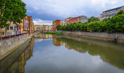 Fototapeta premium Rzeka Onyar w Gironie. Hiszpania. Widok z mostu.