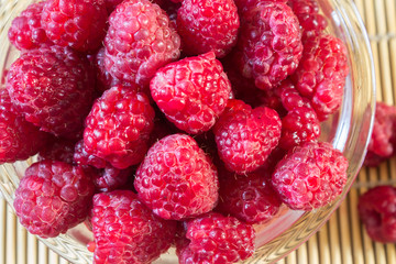 малина много ягод спелая свежая