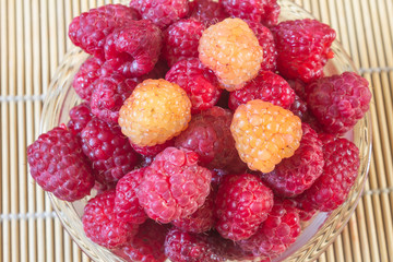 малина много ягод спелая свежая