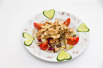 Salat mit gebratenen Hühnerstreifen