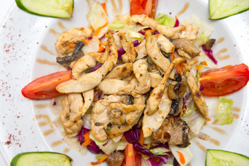 Salat mit gebratenen Hühnerstreifen