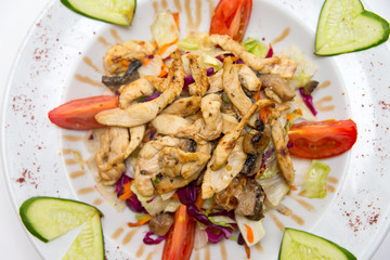 Salat mit gebratenen Hühnerstreifen