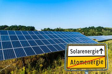 Solarpark Schild Solarenergie/Atomenergie