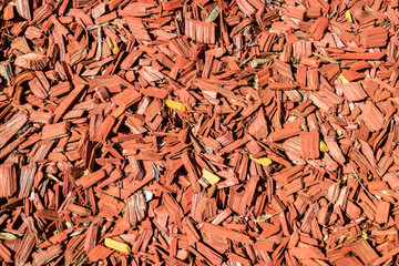 Roter Rindenmulch