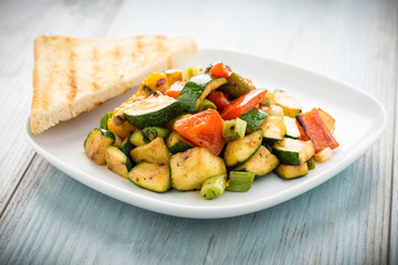 gegrilltes Gemüse und Toast - grilled veggies and toast