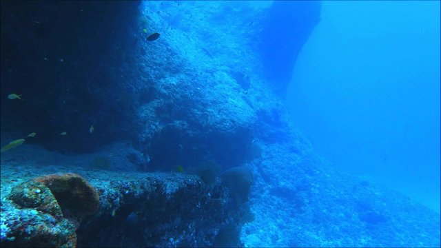 宮古島　オーバーハングの岩礁
