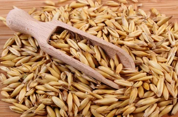 Gordijnen Organic oat grains on wooden spoon, healthy nutrition © ratmaner