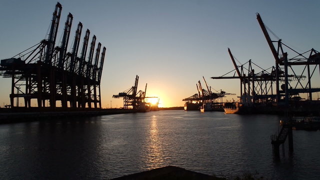 Sonnenuntergang im Containerhafen 