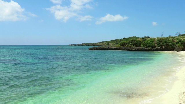 真夏の宮古島の小さな誰もいないプライベートビーチ