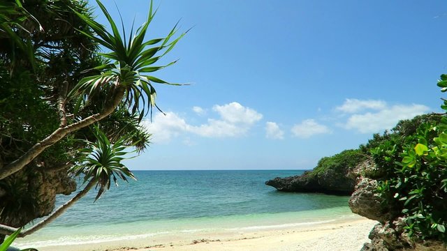 真夏の宮古島の小さな誰もいないプライベートビーチ