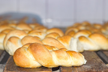 Fertige Hefe Zöpfe in einer Bäckerei