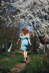 Naklejka premium Beautiful girl follows a country road