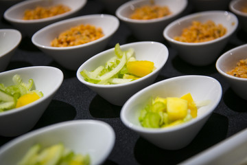 Tablett mit Catering / Salat und Linsen 