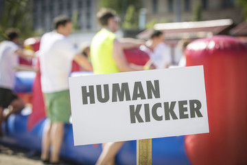 Schild Human Kicker