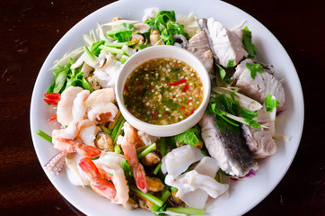 Mix seafood with dip sauce