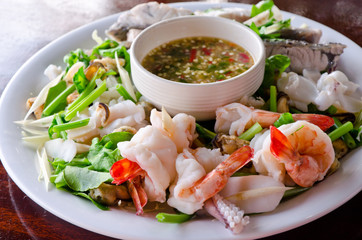 Mix seafood with dip sauce