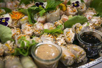 Tablett mit vietnamesischen Sommerollen / Catering