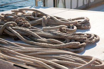 Corde su un catamarano