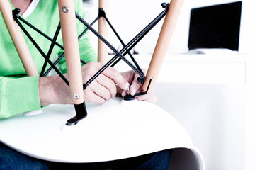 Befestigen eines Stuhlbeines an Designer-Stuhl