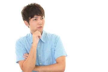 考え事をする男性