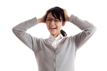 私服の女性　頭を抱える