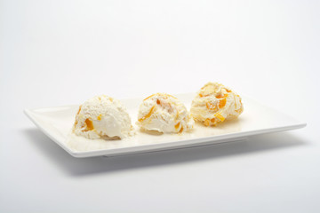 Tres bolas de helado en crema