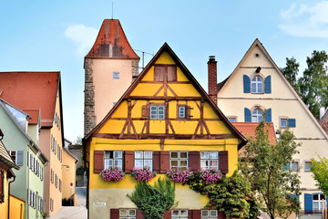 Historische Häuser mit Weißem Turm, Dinkelsbühl - Föhrenberg