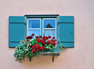 Fototapeta na wymiar Dinkelsbühl - Altes Fenster mit Blumenschmuck
