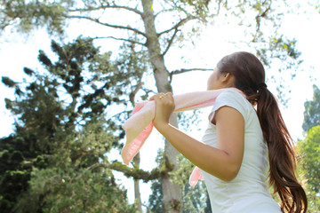 Naklejka premium relaxed moment of sporty woman while workout