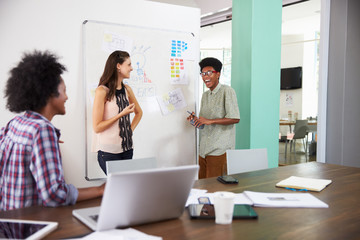 Obraz premium Three Businesspeople Having Creative Meeting In Office