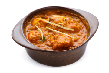 indian chicken tikka masala served in pottery