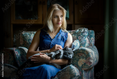 Русская блондинка дает своему другу на диване