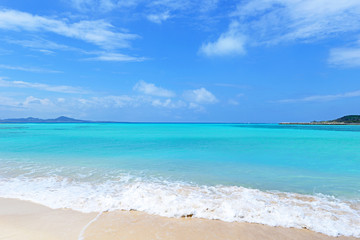Fototapeta na wymiar 沖縄の美しい海と爽やかな空