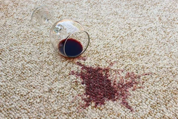 Fototapeten Glas Rotwein fiel auf Teppich, Wein auf Teppich verschüttet © Viktoriia M