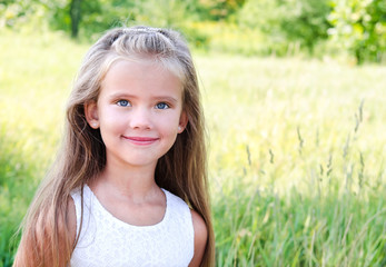 Naklejka premium Portrait of smiling cute little girl in summer day