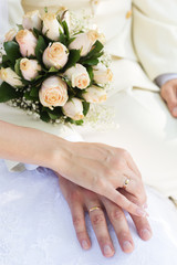 Obraz na płótnie Canvas Bride and groom's hands with wedding rings,wedding day