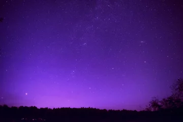 Gordijnen Prachtige paarse nachtelijke hemel met veel sterren © Pavlo Vakhrushev