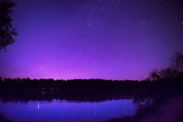 Photo sur Aluminium Nuit Beau ciel nocturne avec de nombreuses étoiles sur un lac