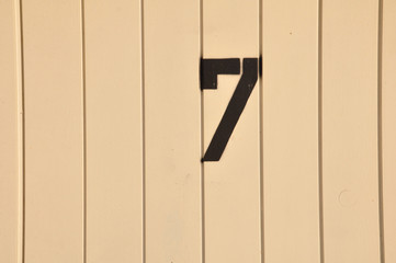 Nummer 7 auf Garagentor gemalt, mittels Schablone